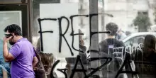 Scontri a Milano, divieto di accesso per l'indagata alla stazione e al bar