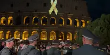 Un nastro dorato illumina il Colosseo per i bimbi malati di cancro