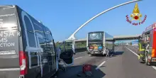 Furgone tampona pullman di turisti sulla A1, muore un 40enne