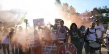 Manifestanti incendiano cassonetti intorno casa Netanyahu