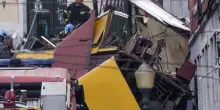 Si schianta storica funicolare a Lisbona, almeno 15 morti