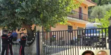 Donna uccisa a colpi di pietra in provincia di Benevento, fermato il marito. I figli in auto, uno è morto