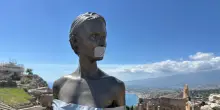 Nastro adesivo sulla David, la provocazione anti-Meta di Jago