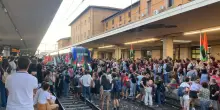 Centinaia di pro Pal bloccano treni in stazione a Pisa