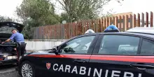 Il padre tenta di strangolarlo, il cane gli salva la vita