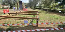 Bambino schiacciato da trave in parco giochi, è grave