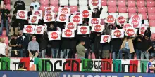Gli ultras dell'Italia voltano le spalle alla bandiera di Israele durante l'inno
