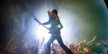 Lucio Corsi annuncia nuovi live, tour europeo e palasport