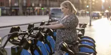 Otto italiani su 10 vogliono la mobilità green, poi prendono la macchina. Ecco perché