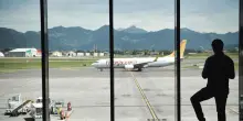 Dramma in pista all’aeroporto di Orio, muore risucchiato dal motore di un aereo: voli sospesi