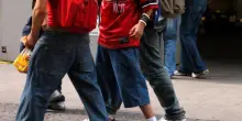 Bimbo di 9 anni preso a bastonate da una baby gang mentre festeggia il compleanno al parco, è grave