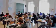 Dress code e abbigliamento a scuola: ecco le circolari. Stop a bermuda, unghie lunghe, minigonne