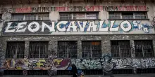 Al via lo sfratto dello storico centro sociale Leoncavallo a Milano