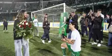 Il calciatore Patrick Enrici e la proposta di matrimonio a Elena sul campo ad Avellino