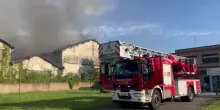 Verbania, incendio in centro a Intra: vigili del fuoco al lavoro