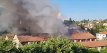 Verbania, l'incendio al vecchio capannone in centro a Intra