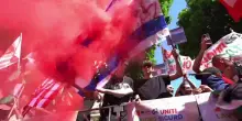 Gli antagonisti sul palco del Primo maggio a Torino bruciano le bandiere di Usa, Ue e Israele
