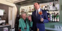 Il presidente della Regione brinda con la barista di 100 anni
