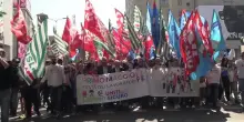 Milano, il corteo del Primo maggio: "No alle armi e ai contratti vergognosi di schiavitù"