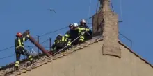 Conclave, montato il comignolo sul tetto della Cappella Sistina