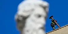 Conclave, le manovre dei conservatori americani: recensioni online dei cardinali, regia a casa Burke