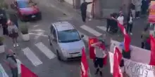 Urla sotto la sede di FdI "I camerati devono morire". A Biella scoppia la polemica