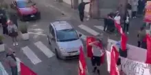 Urla sotto la sede di FdI: "I camerati devono morire". A Biella scoppia la polemica