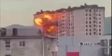 Attacco ucraino a Novorossiysk, il momento in cui un drone colpisce un palazzo