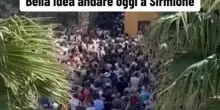 Sirmione presa d'assalto dai turisti, la folla per entrare nella cittadina