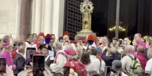 San Gennaro, miracolo di maggio: il sangue si scioglie, la processione tra la folla a Napoli