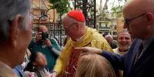 Conclave, la domanda della bimba al cardinale Dolan: "Sei tu il nuovo Papa?"