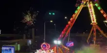 Verbania, lo show dei fuochi d'artificio al luna park di Intra
