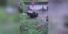 Masera, il recupero dell'auto finita nel greto del torrente