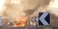 Bari, tentato assalto al portavalori: usati kalashnikov e incendiati due mezzi
