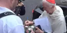 Il cardinale Radcliffe autografa una palla da baseball a un collezionista: "Magari diventerà Papa"