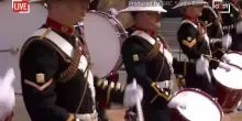 Londra, re Carlo assiste alla parata in vista della Giornata della vittoria in Europa - diretta