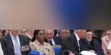 Londra, Re Carlo aggiusta la coperta di una veterana durante la parata militare del VE Day