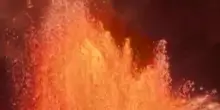 Hawaii, il vulcano Kilauea dà spettacolo: fontane di lava alte 90 metri, il timelapse