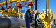 Stop alle importazioni di gas e petrolio dalla Russia: il piano Ue per tagliare i ponti con Mosca