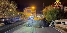 Padre e figlio morti nell’auto risucchiata da una voragine, sei indagati
