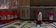 Papa, i cardinali elettori pregano nella Cappella Paolina prima di iniziare il Conclave