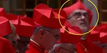 Pizzaballa rapito dagli affreschi della Cappella Sistina: sguardo all'insù mentre gli altri leggono