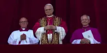 Papa Leone XIV: "La pace sia con tutti voi, costruiremo ponti". E ringrazia Francesco