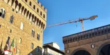 Dopo 20 anni addio alla gru degli Uffizi. Parla il direttore: “Uno scempio, la smontiamo”