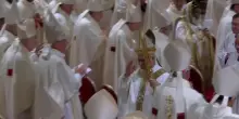 Vaticano: gli applausi dei cardinali accompagnano l'uscita di Papa Leone dalla Cappella Sistina