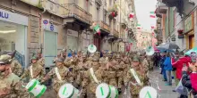 Biella e l'Adunata degli alpini, la sfilata in via Italia dopo l'alzabandiera