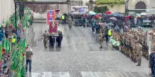 Biella e l'Adunata degli alpini, la presentazione del gonfalone di Biella all'Alzabandiera
