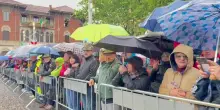Biella e l'Adunata degli alpini, piazza Duomo gremita per l'alzabandiera