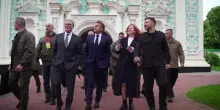 Macron, Starmer e Zelensky passeggiano a Kiev tra visite ai monumenti e omaggio ai caduti