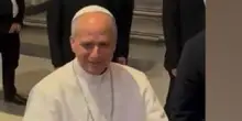 La visita a sorpresa di papa Leone XIV a Santa Maria Maggiore: strette di mano e cori da stadio